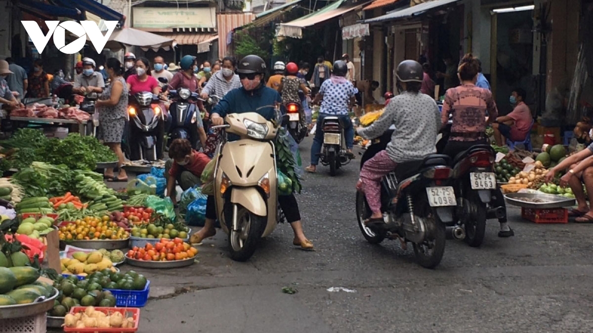 Makeshift markets attract customers amid easing restrictions in HCM City